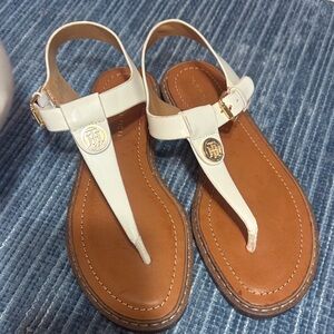 NWOT Tommy Hilfiger White and Tan Sandals with Gold Emblem size 8